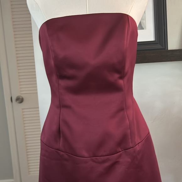 Beautiful Strapless Gown - Picture 2 of 7